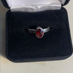 Elegant Silver and garnet Gemstone Ring